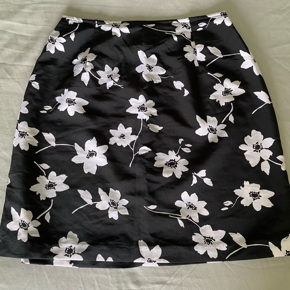 🌿 B&W Floral Miniskirt